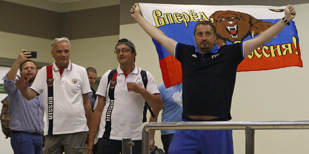 lexander Schprykin von der Organisation russischer Fußball-Fans und weitere Anhänger bei ihrer Ankunft auf dem Moskauer Flughafen nach ihrer Ausweisung aus Frankreich. lexander Schprykin von der Organisation russischer Fußball-Fans und weitere Anhänger bei ihrer Ankunft auf dem Moskauer Flughafen nach ihrer Ausweisung aus Frankreich.