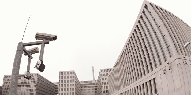 Blick auf die Fassade des Bundesnachrichtendienstes in Mitte Blick auf die Fassade des Bundesnachrichtendienstes in Mitte