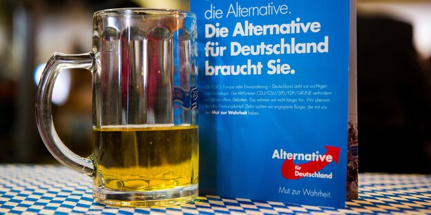 Bier samt AfD-Programm Bier samt AfD-Programm