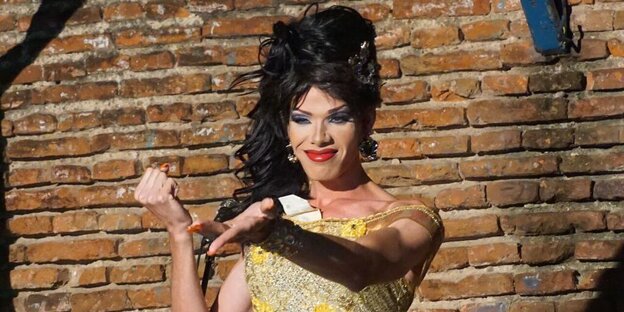Eine Dragqueen auf der Bühne Eine Dragqueen auf der Bühne