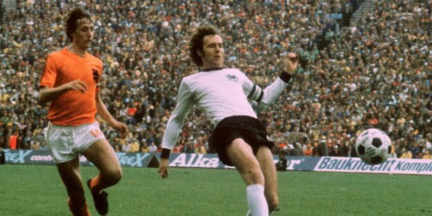 Johann Cruyff (links) und Franz Beckenbauer im WM-Finale 1974 Johann Cruyff (links) und Franz Beckenbauer im WM-Finale 1974