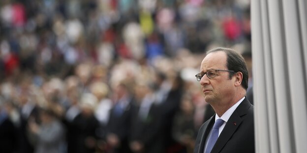 Frankreichs Präsident Francois Hollande guckt traurig Frankreichs Präsident Francois Hollande guckt traurig