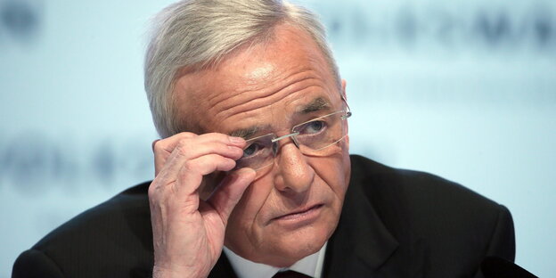 Martin Winterkorn fässt sich mit der rechten Hand an die Brille Martin Winterkorn fässt sich mit der rechten Hand an die Brille