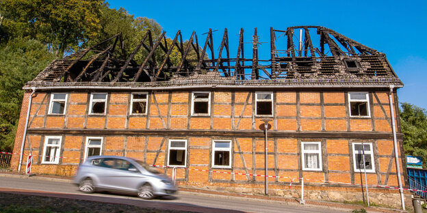 Ein ausgebranntes Haus, man kann den Dachstuhl sehen Ein ausgebranntes Haus, man kann den Dachstuhl sehen