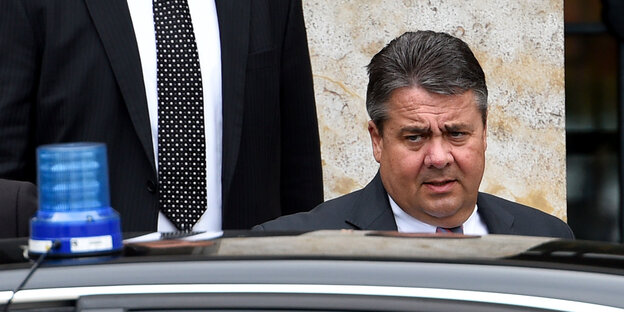 Sigmar Gabriel steigt in seinen Dienstwagen