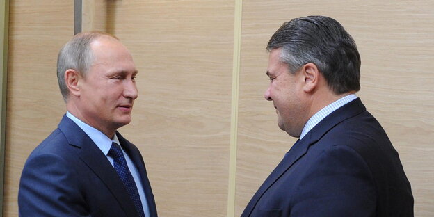 Russlands Präsident Wladimir Putin steht SPD-Chef Sigmar Gabriel gegenüber Russlands Präsident Wladimir Putin steht SPD-Chef Sigmar Gabriel gegenüber