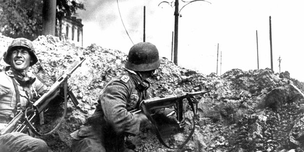 Zwei Wehrmachtssoldaten in Deckung Zwei Wehrmachtssoldaten in Deckung