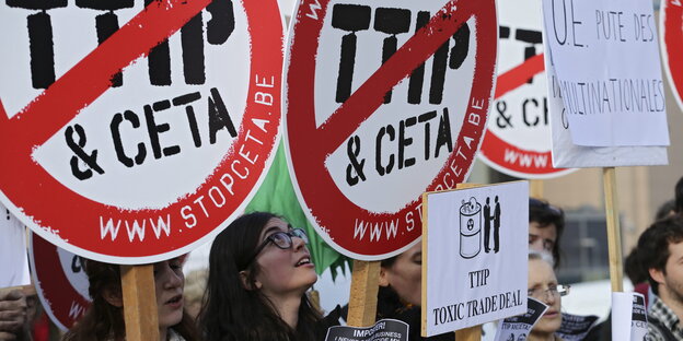Anti-TTIP- und Ceta-Plakate bei einer Demonstration in Brüssel Anti-TTIP- und Ceta-Plakate bei einer Demonstration in Brüssel