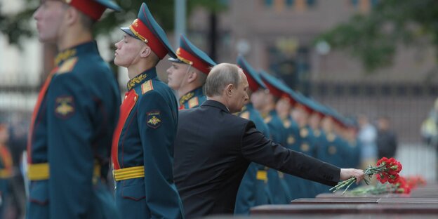 Putin legt Nelken ab Putin legt Nelken ab
