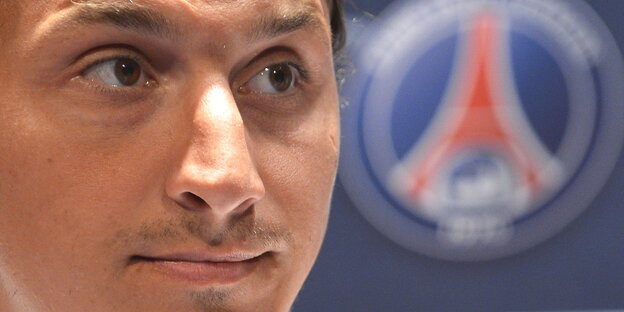 Zlatan Ibrahimovic bei einer Pressekonferenz seines Vereins Paris Saint-Germain Zlatan Ibrahimovic bei einer Pressekonferenz seines Vereins Paris Saint-Germain