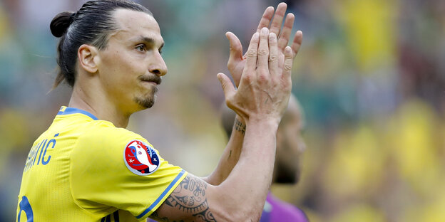 Zlatan Ibrahimovic klatscht in die Hände Zlatan Ibrahimovic klatscht in die Hände