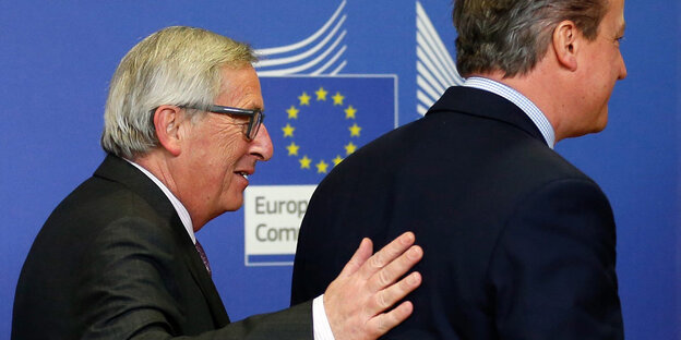 Jean-Claude Juncker hat seine Hand auf David Camerons Rücken gelegt Jean-Claude Juncker hat seine Hand auf David Camerons Rücken gelegt