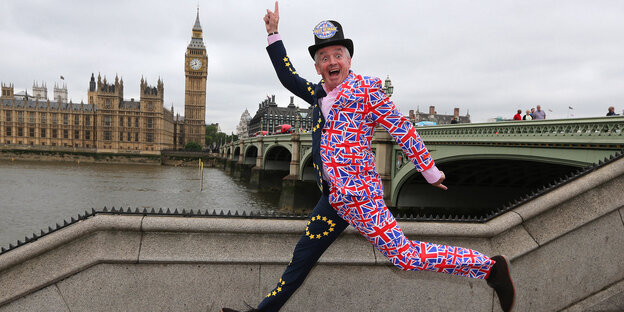 Ein in die Luft springender Mann mit einem Zylinder und einem Anzug dessen Stoff in UK- und EU-Farben gespalten ist Ein in die Luft springender Mann mit einem Zylinder und einem Anzug dessen Stoff in UK- und EU-Farben gespalten ist