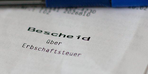 Auf einem Blatt Papier steht "Bescheid über Erbschaftssteuer"