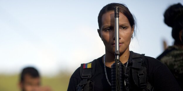 Uniformierte mit Gewehr Uniformierte mit Gewehr