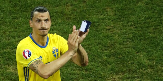 Ibrahimovic applaudiert nach Abpfiff Ibrahimovic applaudiert nach Abpfiff