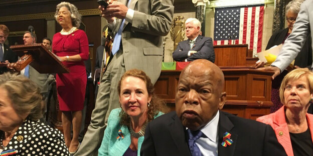 Politiker sitzen im US-Kongress auf dem Boden Politiker sitzen im US-Kongress auf dem Boden