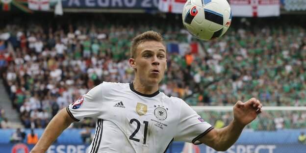 Joshua Kimmich läuft einem hohen Ball hinterher Joshua Kimmich läuft einem hohen Ball hinterher