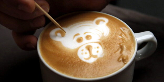 Kaffee mit Schaum, in den ein Bärenkopf gemalt ist Kaffee mit Schaum, in den ein Bärenkopf gemalt ist