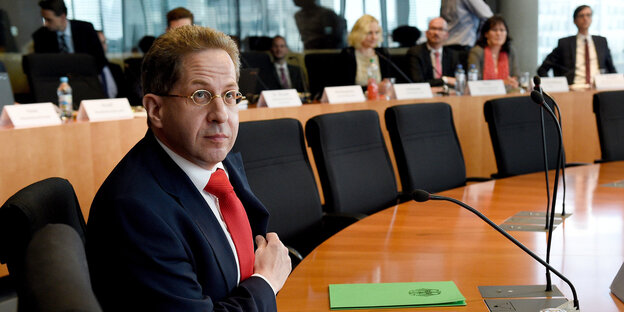 Verfassungsschutzpräsident Hans-Georg Maaßen sitzt in einem Saal des Paul-Löbe-Hauses in Berlin Verfassungsschutzpräsident Hans-Georg Maaßen sitzt in einem Saal des Paul-Löbe-Hauses in Berlin