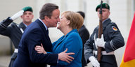 Merkel und Cameron begrüßen sich herzlich