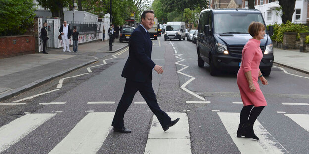 David Cameron und Tessa Jowell überqueren auf einem Zebrastreifen die Straße David Cameron und Tessa Jowell überqueren auf einem Zebrastreifen die Straße