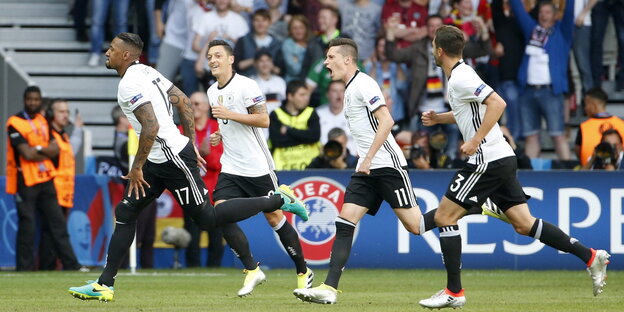 Jerome Boateng jubelt seinem 1:0 mit Mesut Özil, Julian Draxler und Jonas Hector