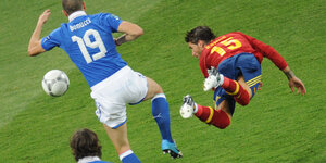 Sergio Ramos (r.) setzt zum Flugkopfball an. Links: Italiens Bonucci