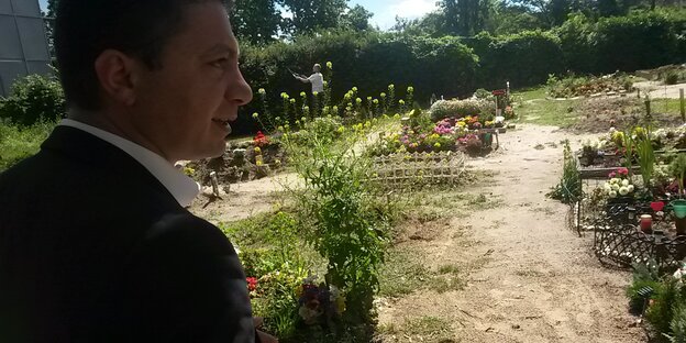 Bestatter Isikali Karayel auf dem Zwölf-Apostel-Friedhof in Berlin Bestatter Isikali Karayel auf dem Zwölf-Apostel-Friedhof in Berlin
