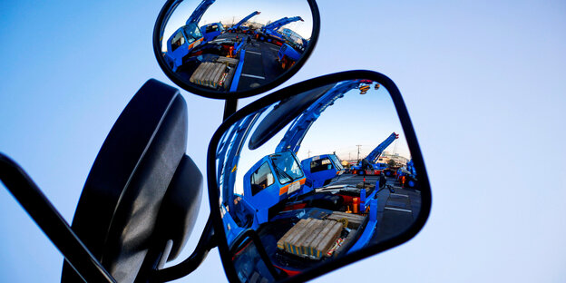 Rückspiegel, sie spiegeln mehrere Bagger Rückspiegel, sie spiegeln mehrere Bagger