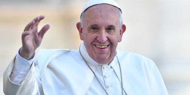 Ein Mann in weißem Gewand. Es ist Papst Franziskus Ein Mann in weißem Gewand. Es ist Papst Franziskus
