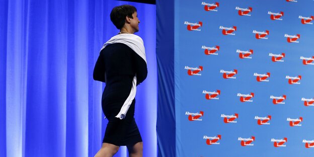 Frauke Petry in schwarzem Kleid verlässt den Saal