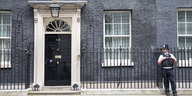 Ein Polizist steht vorm Amtssitz des britischen Premierministers