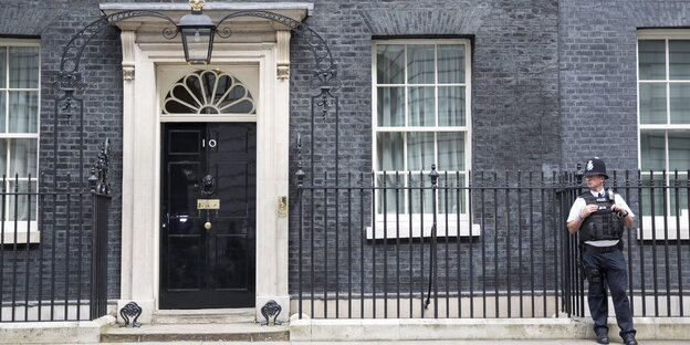 Ein Polizist steht vorm Amtssitz des britischen Premierministers Ein Polizist steht vorm Amtssitz des britischen Premierministers