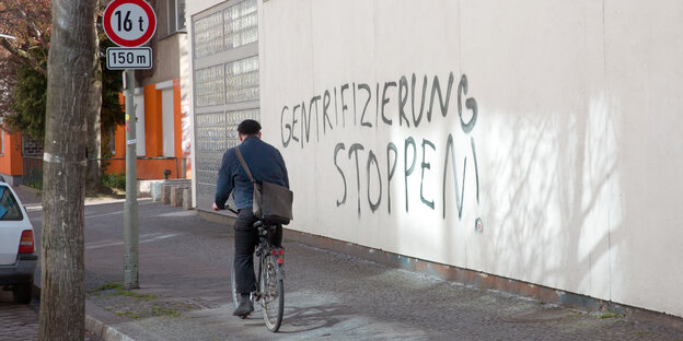 "Gentrifizering stoppen!"- Grafitto mit der auf einer Wand "Gentrifizering stoppen!"- Grafitto mit der auf einer Wand