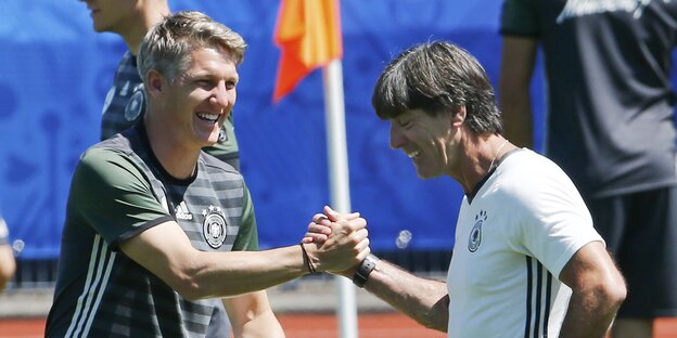 Schweinsteiger und Löw geben einander die Hand Schweinsteiger und Löw geben einander die Hand