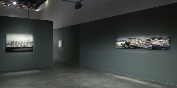 Ein Raum im Palais de Tokyo, in dem Fotografien von Michel Houellebecq hängen Ein Raum im Palais de Tokyo, in dem Fotografien von Michel Houellebecq hängen