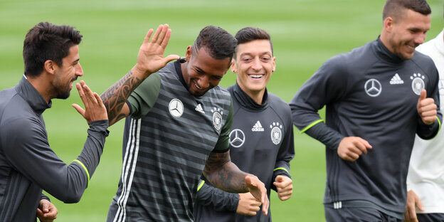 Samy Khedira, Jérome Boateng, Mesut Özil und Lukas Podolski beim Training mit der Nationalelf Samy Khedira, Jérome Boateng, Mesut Özil und Lukas Podolski beim Training mit der Nationalelf