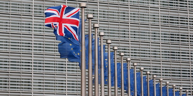 Ein Union Jack und viele EU-Fahnen wehen vor einem Haus Ein Union Jack und viele EU-Fahnen wehen vor einem Haus
