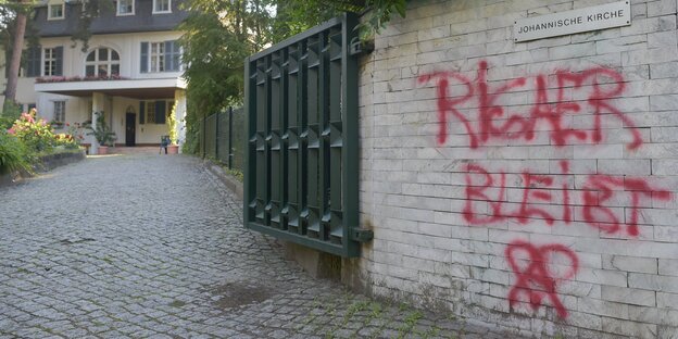 Grafitti an einer Mauer vor ein Villa Grafitti an einer Mauer vor ein Villa
