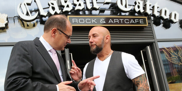 Bundesverbraucherschutzminister Christian Schmidt (CSU) vor dem Tattoo-Studio von Daniel Krause (r.)