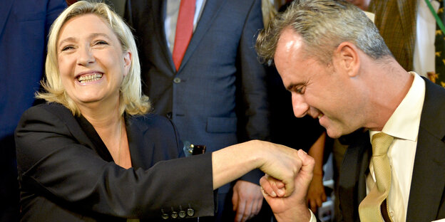 Ein Mann gibt einer Frau einen Handkuss. Es sind Marine Le Pen und Norbert Hofer Ein Mann gibt einer Frau einen Handkuss. Es sind Marine Le Pen und Norbert Hofer