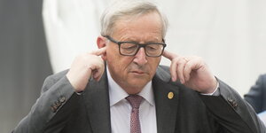 Jean-Claude Juncker hält sich die Ohren zu