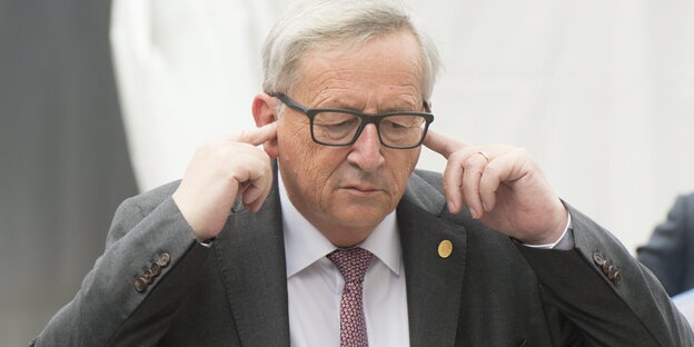 Jean-Claude Juncker hält sich die Ohren zu Jean-Claude Juncker hält sich die Ohren zu