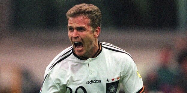 Oliver Bierhoff bejubelt sein Golden-Goal gegen Tschechien 1996. Oliver Bierhoff bejubelt sein Golden-Goal gegen Tschechien 1996.