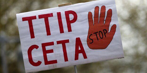 Ein Plakat auf einer Demo gegen TTIP und Ceta Ein Plakat auf einer Demo gegen TTIP und Ceta