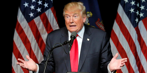 Donald Trump gestikuliert Donald Trump gestikuliert