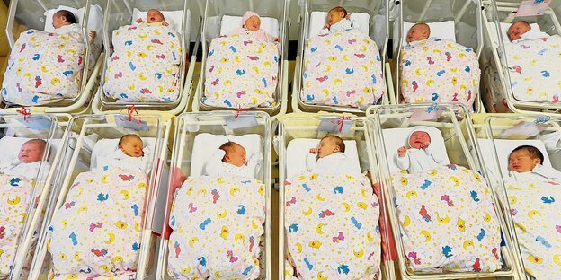 Babys in Bettchen im Krankenhaus Babys in Bettchen im Krankenhaus