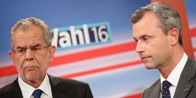 Die Bundespräsidentschaftskandidaten van der Bellen und Hofer stehen nebeneinander Die Bundespräsidentschaftskandidaten van der Bellen und Hofer stehen nebeneinander