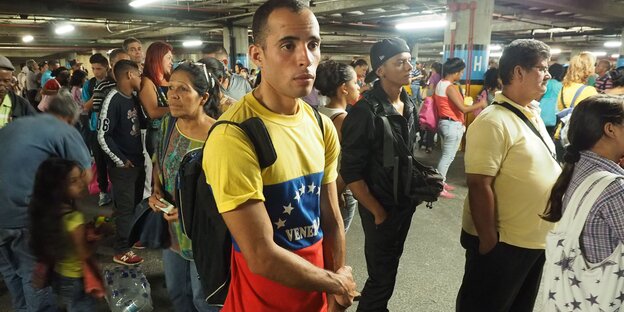 Menschen stehen in einer Schlange im Supermarkt Menschen stehen in einer Schlange im Supermarkt